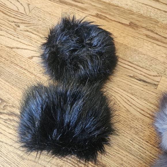 Faux fur wrist cuffs - Picture 6 of 6